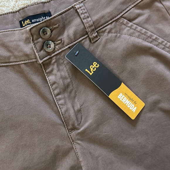 Lee Straight Fit Bermuda Shorts Tan/Brown Size 6 NWT - Picture 2 of 8